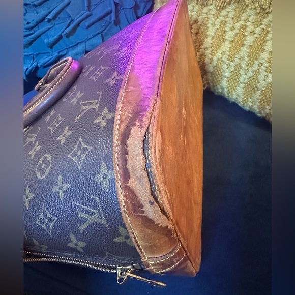 AUTHENTIC LOUIS VUITTON “Alma” purse - bottom damaged - Picture 11 of 16